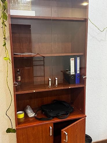 Ofis dəst mebeli: Yaxşı vəziyyətdə olan işlənmiş ofis mebeli satılır. Dəstə aşağıdakılar — 3