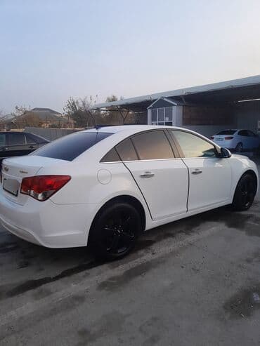 sade guzgu: Chevrolet Cruze sedan - Kuzov: ağ rəng, 4 qapı - Ban növü: sedan - — 5