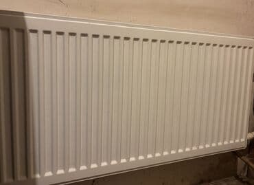 Panel radiator – ağ rəngli, şaquli kanallı dizayn. Mərkəzi isitmə