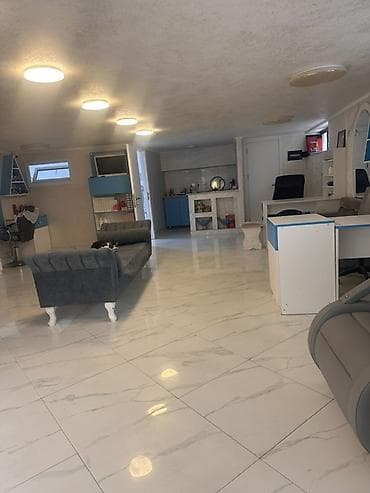 divar saat: Gözəllik salonu üçün tam təchiz olunmuş məkan - Geniş və işıqlı zal — 1