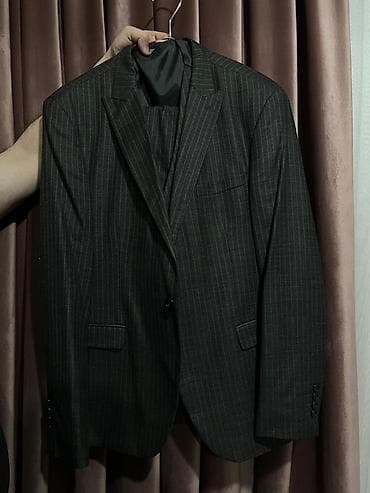 Kişi kostyumu – qrafit rəngli, incə şaquli zolaqlı (pinstripe)