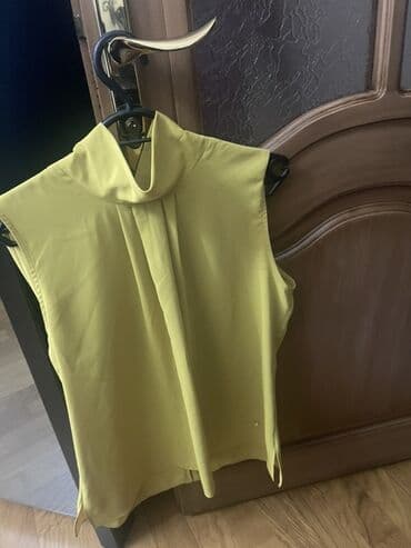 qadın ucun yay koynəkləri: Sarı-yaşıl rəngdə qadın bluzu/topu. - Model: qolsuz, boğazı yüngül — 2