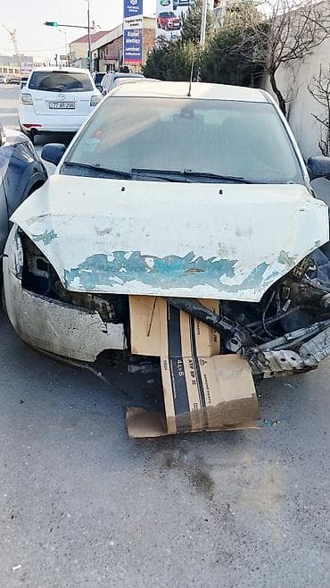 Ford Focus hatchback (ağ rəng) - Kuzov: 5 qapılı hatchback, sağ ön