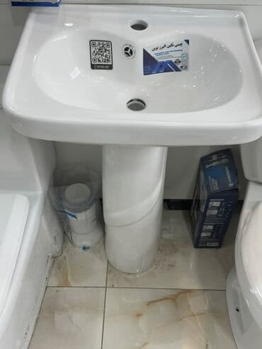 Ağ rəngdə, keramika materialından hazırlanmış lavabo, ayaqlı