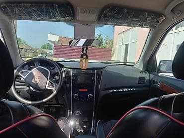 turbo az çeşka: Ağ rəngli sedan, unikal eksteryer tüninqi ilə. Xüsusiyyətlər: - — 8