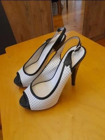 qadın alt geyimi: 1-i,1azn. 
10,ədəddən,aşağı,mal,satılmır.
M,38,(R)
İşlənmiş.
- — 23