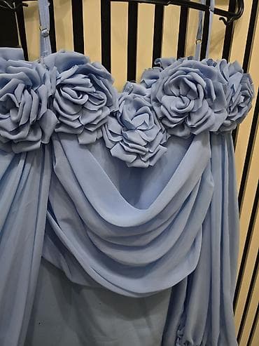 patchi goz alti: Açıq mavi rəngdə zərif ziyafət donu - Siluet: Düz kəsim, dizüstü — 3