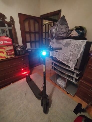 Elektrikli skuter - Qara rəng, yığcam qatlanan konstruksiya - Ön LED