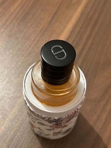 Kosmetika: Zərif və qadınsayağı çiçək ətiridir. Bu ətirin əsas notu yasəməndir — 5