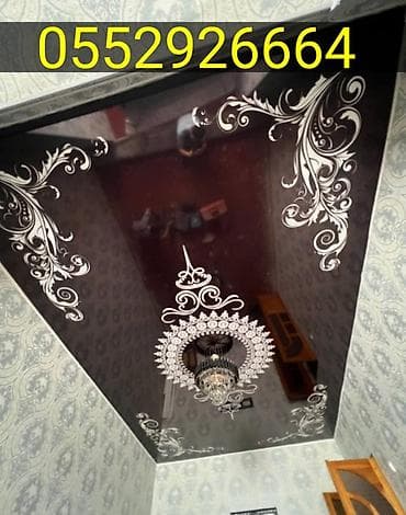 Натяжные потолки: Gərgin tavan – parlaq qara PVC səth, ağ ornamental naxışlarla. – — 1