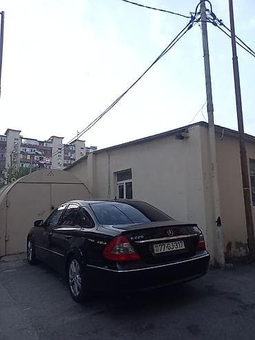 lider disk: Mercedes‑Benz E‑Class (W211) sedan – qara rəng, 4 qapı, 5 yerlik. - — 5