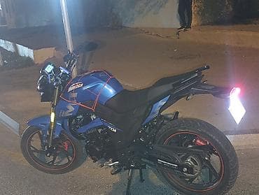 cruz disk teker: Motosiklet – şəhər üçün naked/street tipli, mavi-qara rəng sxemi ilə — 4