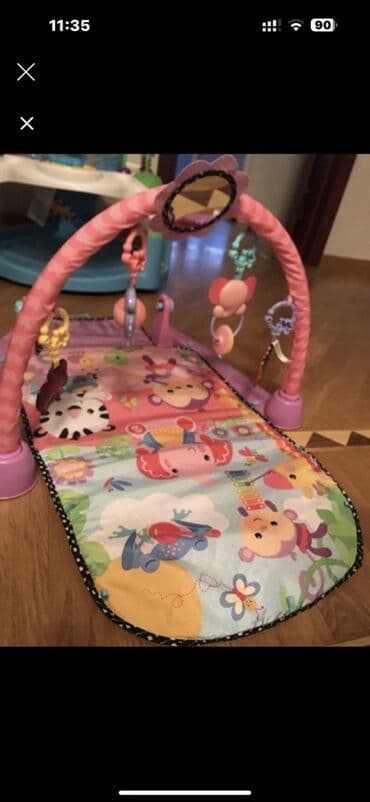 Çəhrayı rəngdə, oyuncaqlar üçün asılqanları olan, üzərində müxtəlif