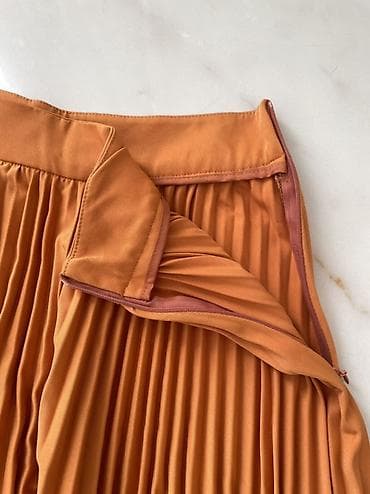 qelem etekler: Zəfəran rəngində pliseli ətək 100 azn alib - Model: yüksək belli, tam — 6