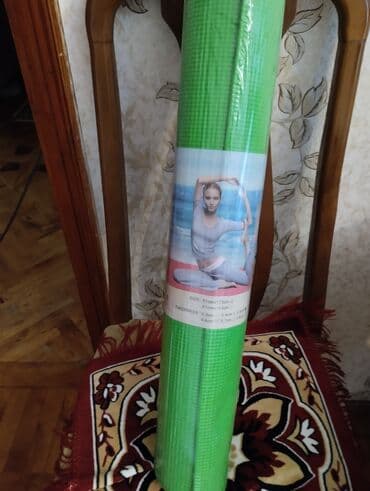 yoqa xalçası: Yaşıl rəngdə silindrik formada yoqa matı. Matın səthi rahat tutuş — 1