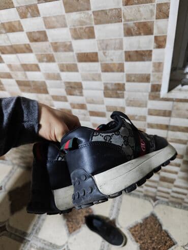 kisi ucun krasofkalar: Gucci kişi krossovkaları - Model: Gucci loqo yazılı, yan tərəfdə — 2