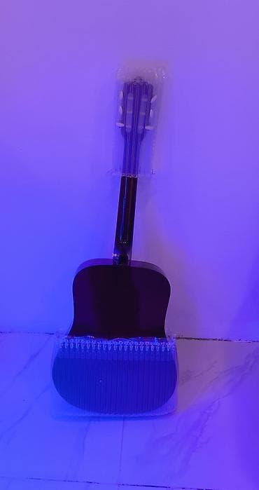 gitara cexolu: Klassik gitara hədiyyə alnıb işlənmiyib karobkası çxolu var — 2