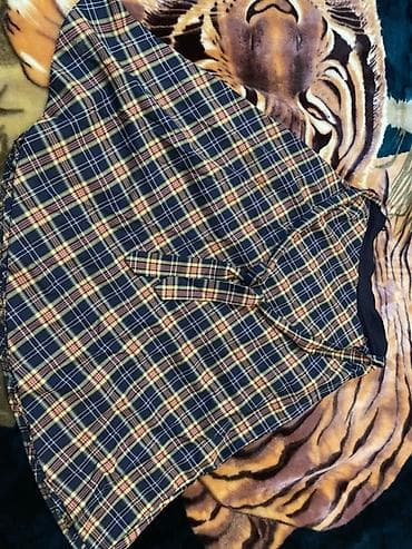 stapel parcalar: Dördbucaqlı naxışlı (qara-mavi əsaslı, sarı-qırmızı xətlərli) ətək. - — 2