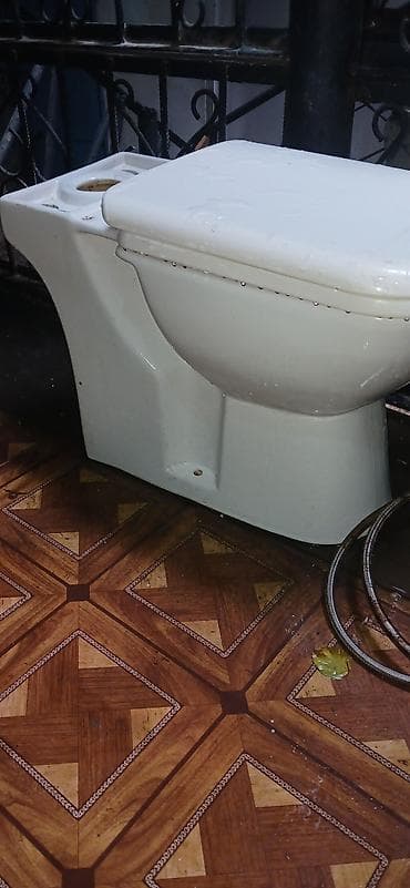 nerj bak: Ağ rəngli, keramikadan hazırlanmış iki hissəli unitaz. Bu unitaz — 2