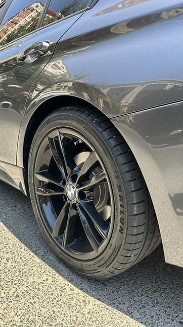 bmw disk: BMW üçün orijinal qara yüngül lehimli disklər və yay təkərləri dəsti — 2