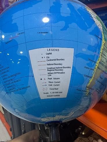 Dünyanın siyasi-coğrafi qlobusu - Parlaq mavi fonlu, masaüstü qlobus