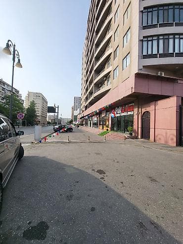 Kirayə mənzillər: Abu Arenanın binasında 3 otaqlı menzil.157 kv.2 sanuzeli var.Merkəzi — 2