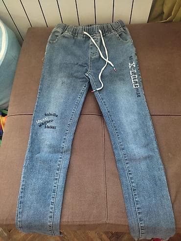 - Model: idman üslubunda dar kəsim - Rəng: klassik mavi denim -