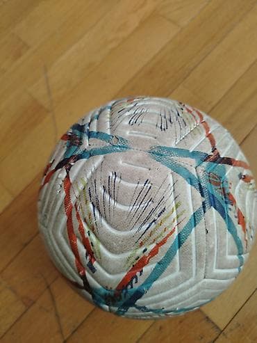 Futbol topu satilir 50manata alinib 20e satilir