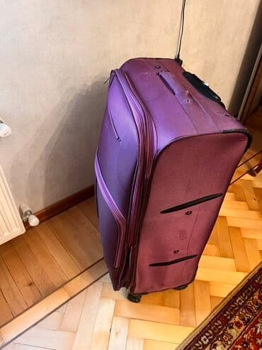 parca camadan: Böyük, bənövşəyi rəngli səyahət çantası. İçərisində əşyaları saxlamaq — 4