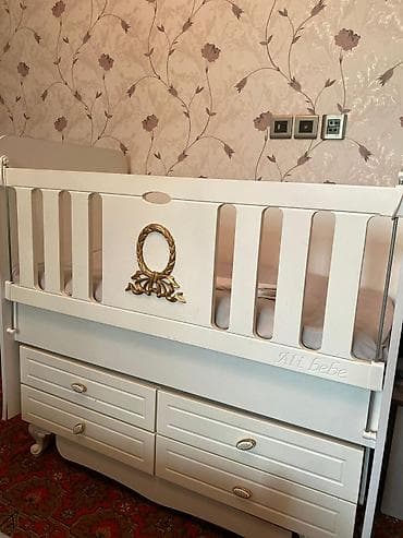 Uşaq beşiyi – “Ali bebe” modeli. Ağ rəngdə, qızılı dekor elementləri