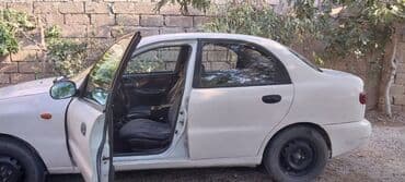 niva 4 qapi: Ağ rəngli 4 qapılı sedan - Korpus: kompakt sedan kuzovu, ağ rəng — 6