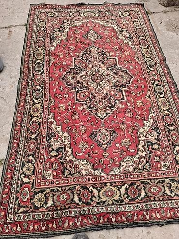 Qırmızı rənglərin üstünlük təşkil etdiyi klassik naxışlı xalça -