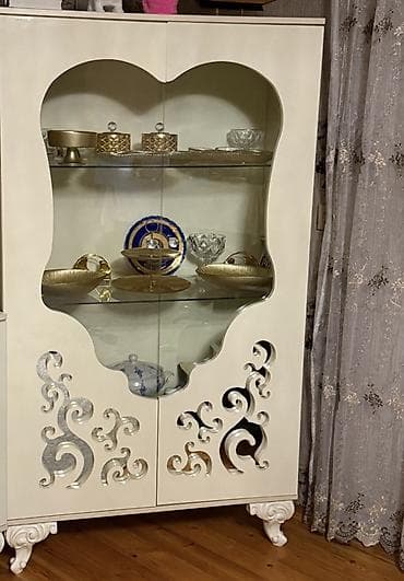 Rəf vitrinləri: Şüşəli dolab vitrini — 2