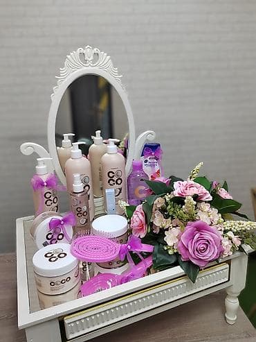 Ev saatları: Xonça və nişan dəsti dekoru - Şüşə vitrinli, qızılı haşiyəli xonça — 4