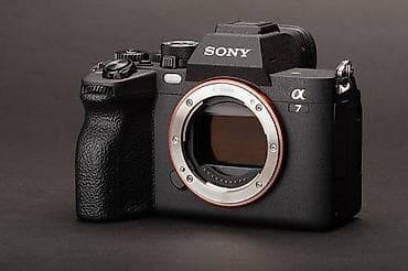 rengli printer: Sony A7 Mark IV (Sony A7) güzgüsüz fotoaparat gövdəsi. Model üzərində — 1