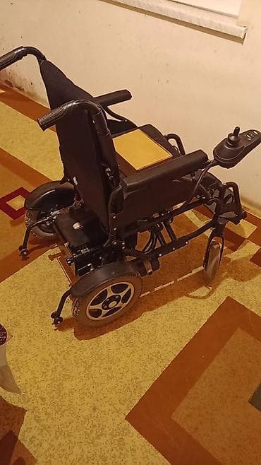 matorlu elil arabasi: Elektrikli əlil arabası - İdarəetmə: Sağ tərəfdə joystick paneli — 1