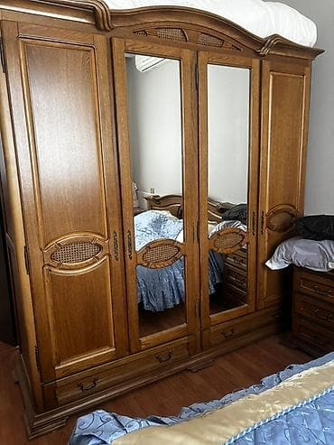 Rumin mebelidir.Klassik üslubda yataq otağı mebel dəsti Tərkibi: - 4 — 3