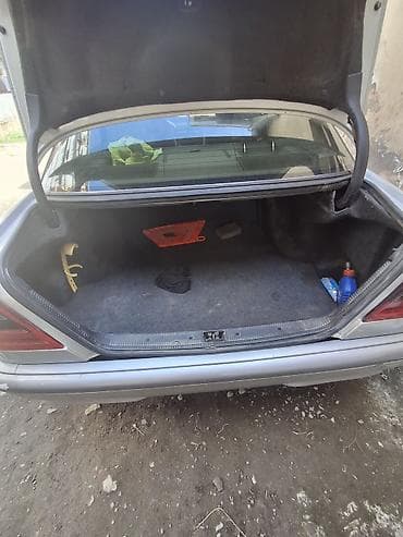 06 maşını: Mercedes-Benz 240: 2.4 l | 1997 il Sedan — 5