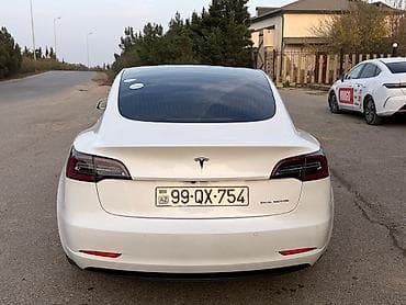 kon texnika: Tesla Model 3 Dual Motor (elektrik sedan) - Rəng: ağ, qara panoramik — 5
