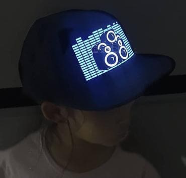 Головные уборы: LED kepka - Qara snapback üslubunda kepka, düz vizorlu - Ön hissədə — 4