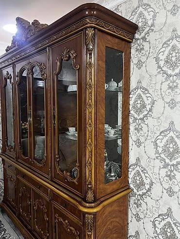 tek kıravat: Klassik üslubda iri vitrin-bufet - Material: təbii ağac (qoz rəngli) — 3
