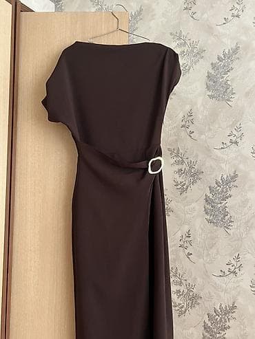 libaslar: Zərif qadın paltarı – tünd qəhvəyi rəngdə, minimalistik dizayn. - — 2