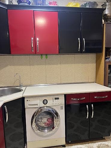 metbext masa: Mətbəx mebel dəsti – künc yerləşim, qırmızı-qara parlaq fasadlar — 4