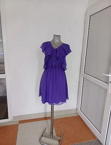 Bənövşəyi rəngdə qısa qadın paltarı - Dizayn: V-kəsimli dekolte, qısa