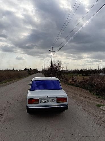 vaz 21 07 satisi: VAZ 2107 sedan – klassik ağ rəngdə, 4 qapılı, arxa ötürücülü. Xarici — 4