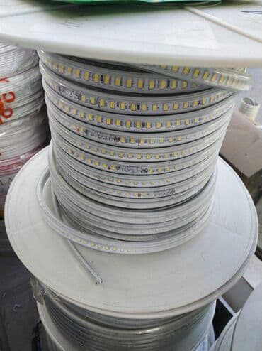 Bobində sarılmış, elastik, ağ rəngli LED işıq lenti. Müxtəlif