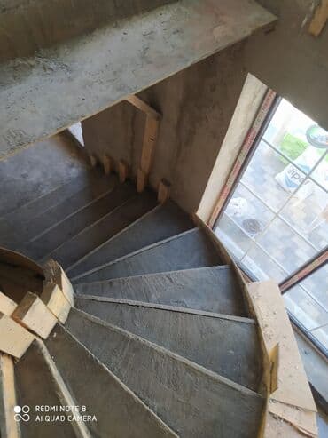 ikinci əl seyf qapi: Betondan pillekenler. Baslanqic ve son pillelere lazerle kod verib — 24