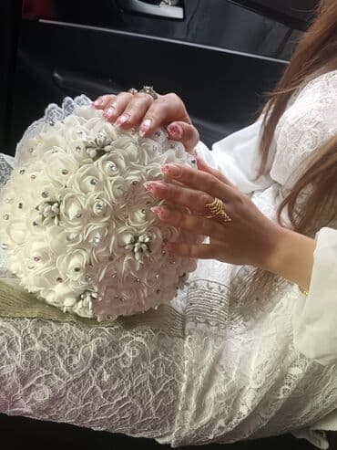 toy paltarlar: Gəlin buketi – ağ güllərdən hazırlanmış, dairəvi kompozisiya. - — 1