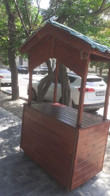 Taxtadan hazırlanmış ticarət köşkü. Bu köşk hər cür ticarət fəaliyyəti