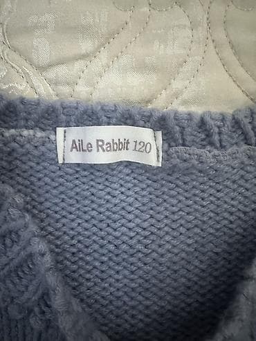 Koftalar, sviterlər: Uşaq sviteri – AiLe Rabbit, ölçü 120 - Rəng: boz-mavi. - Ön hissədə — 2